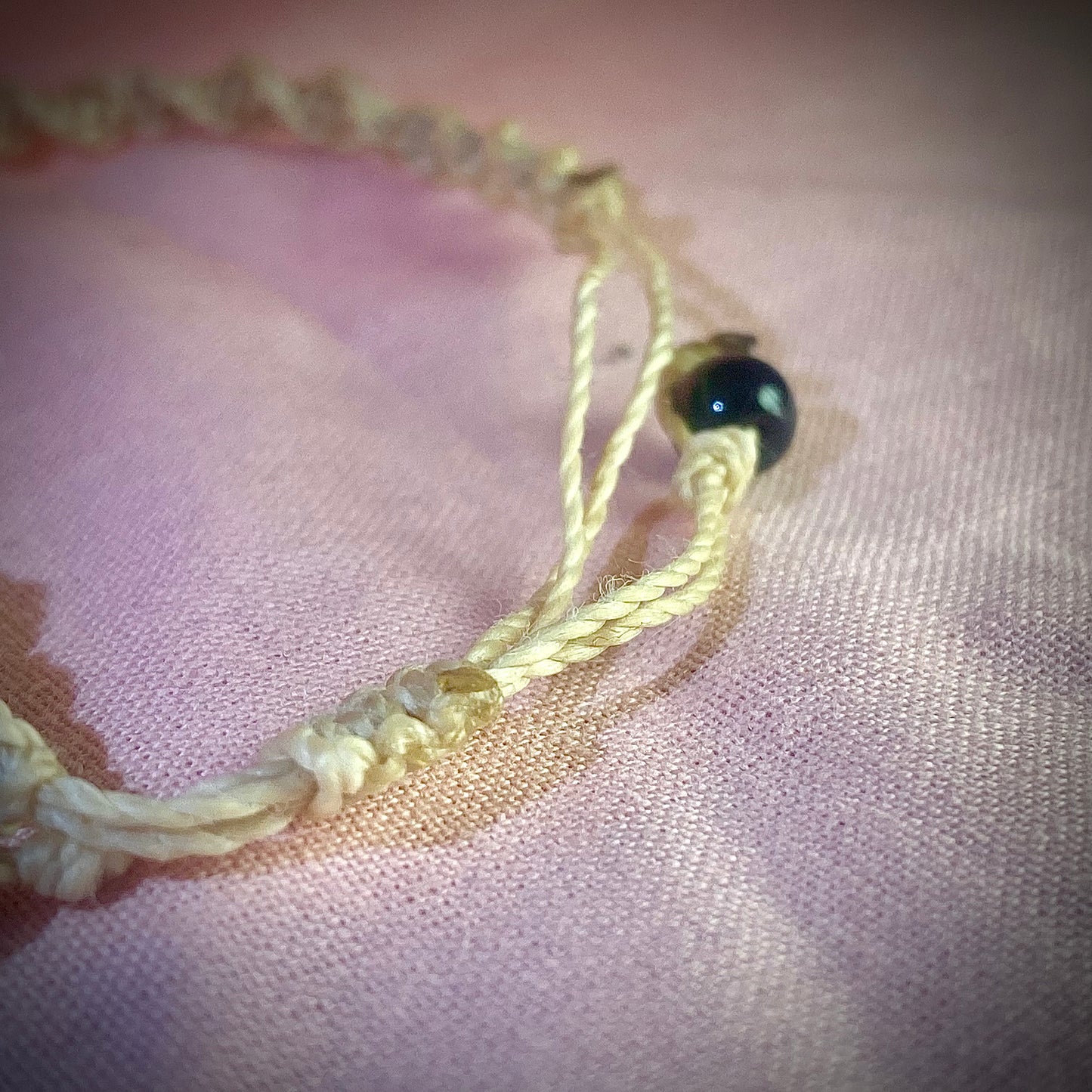 Armband - Spiralförmiges Band mit schwarzen Perlen