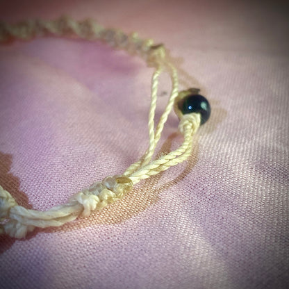 Armband - Spiralförmiges Band mit schwarzen Perlen